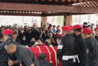 Iring-iringan Jenazah Guruh Soekarnoputra Tiba di TPU Karet Bivak, Megawati Dampingi Pusara