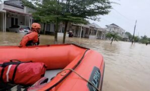 Banjir Terjang Dua Kecamatan di Padang, Tim SAR Evakuasi Warga Terjebak