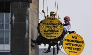 Usai 8 Jam Diperiksa di Polda Metro Jaya, 6 Aktivis Greenpeace Akhirnya Dipulangkan
